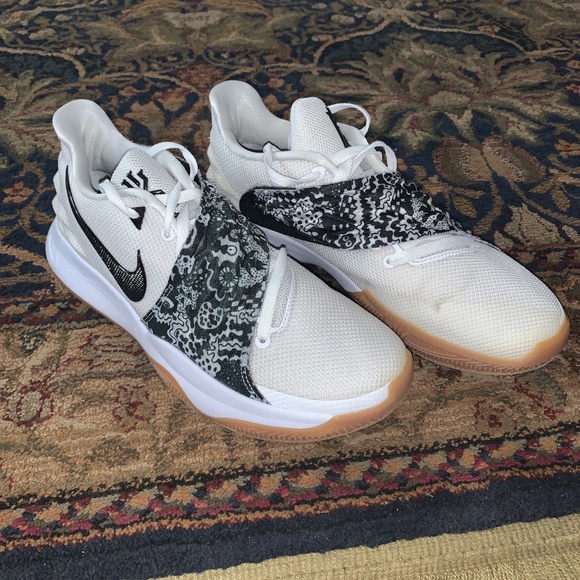 Kyrie 1 Low “White Black Gum” - Picture 2 of 4